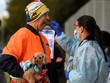 Nhân viên y tế lấy mẫu xét nghiệm nCoV tại Melbourne, cuối tháng 6. Ảnh: Reuters.