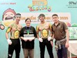 Anh Hà Duy Trung (ngoài cùng bên phải) cùng mẫu nam sầu riêng '6 múi' và khách hàng chiến thắng cuộc thi ăn sầu riêng "Thánh Sầu 2020". Ảnh: 9 Phẻ