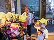 Bà Hiền (quê Hà Nam) quyết bám trụ Hà Nội để mưu sinh. Ảnh: Hồ Hạ