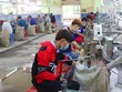 Công nhân Kl994 nhà cái bóng đá world cup cúc áo được xuất khẩu đến EU, Mỹ, Nhật Bản,...tại Công Ty TNHH Nút Áo Tôn Văn, tỉnh Bình Dương (Ảnh minh hoạ: Lê Toàn).