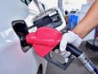 Nhân viên bơm xăng cho phương tiện tại một trạm xăng ở Hà Bắc, Trung Quốc. (Ảnh: THX/TTXVN)