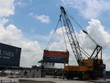 Bốc dỡ hàng hóa tại một cảng biển Việt Nam. (Ảnh: Hồng Thái/TTXVN)
