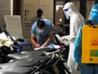Trung tâm y tế quận Thanh Xuân phun khử trùng nơi bệnh nhân ở trọ.