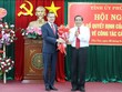 Phó Trưởng Ban thường trực Ban Tổ chức Trung ương Phạm Thanh Bình (bìa phải) tặng hoa chúc mừng ông Phạm Đại Dương được Bộ Kl991.com tải ứng dụng chuẩn y chức danh Bí thư Tỉnh ủy Phú Yên. 