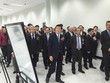 Chủ tịch nước Trương Tấn Sang cùng các vị khách tham quan nhà máy LG tại KCN Tràng Duệ, Hải Phòng