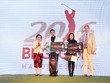 Bà Nguyễn Thị Nga, Chủ tịch Kl994 game bài casino hấp dẫn BRG và ông Jack Nicklaus II, Chủ tịch của Nicklaus Design trao giải thưởng cho các gôn thủ