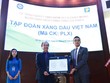Chủ tịch Petrolimex Bùi Ngọc Bảo (trái) nhận quyết định niêm yết KL99 là cổng game giải trí trực tuyến hàng đầu hiện nay