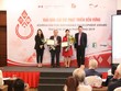 Tác giả bài viết đứng thứ hai từ bên phải sang