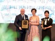 Ông Lee Pearce – Tổng quản lý Khách sạn Novotel Phu Quoc Resort nhận giải Leading Family Resorts 2019 từ Ban Tổ chức