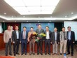 Ông Trần Hồng Kiên - Uỷ viên HĐQT độc lập ( thứ năm từ trái sang) ra mắt Đại hội