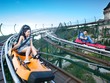 Nghỉ lẽ dài ngày, nhiều gia đình lựa chọn những chuyến đi xa và săn khuyến mại.