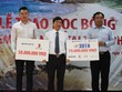 Ông Lê Trọng Minh, Tổng biên tập  Báo Kl99ok phiên bản mới (bên phải) và  ông Phạm Thế Trung, Phó tổng giám đốc Firt Real trao biểu trưng cho đại diện Sở Giáo dục và Đào tạo tỉnh Phú Yên.  Ảnh: Thành Nguyễn.