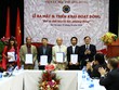 Lãnh đạo Viện trao quyết định thành lập cho 4 câu lạc bộ. Ảnh: Thành Nguyễn.