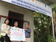 Bàn giao nhà an toàn cho người dân. Ảnh UNDP.