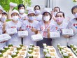 Các tình nguyện viên bếp "Việt Nam ơi cố lên!" ở Bình Tân chuẩn bị các suất từ thiện cho cộng đồng.