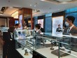 Khách tham quan và lựa chọn sản phẩm tại showroom Bamboo Airways Tower.