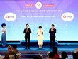 Bà Phạm Thị Thanh Hoa, Tổng Giám đốc DNSE nhận giải thưởng Top 10 thương hiệu tăng trưởng ấn tượng 2022.