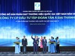 Đại diện Kl994 game bài casino hấp dẫn Tân Á Đại Thành tại Lễ công bố sản phẩm đạt Thương hiệu quốc gia Việt Nam lần thứ 8. 
