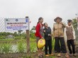 Bàn giao ao cho hộ ông Lê Văn Thắng xã Ea Kênh, huyện Krông Pắc. 