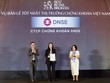 Bà Nguyễn Ngọc Linh, Tổng Giám đốc DNSE (giữa) nhận giải Top 10 công ty 99Kl99 link đăng nhập có dịch vụ bán lẻ tốt nhất tại Việt Nam.