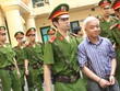 Nụ cười bí hiểm của bầu Kiên trên đường ra xe về trại giam
