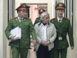 Bị cáo Nguyễn Đức Kiên bị dẫn giải bên hành lang tòa án