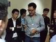 Nhóm người xưng nhân viên VPBank đứng chắn cửa căn hộ 1401 nhà 17T2.
(Cầu Giấy, Hà Nội) - Ảnh: Lao động