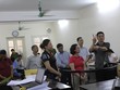 Khi thấy phóng viên chụp hình, bị cáo nguyên cán bộ Công an quận Ba Đình giơ tay tạo dáng "xì teen" khiến HĐXX phải nhắc nhở: "Bị cáo bỏ tay xuống".