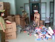 Lực lượng chức năng tỉnh Quảng Bình kiểm đếm số lô hàng không rõ nguồn gốc.
