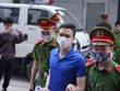 Dẫn giải các bị cáo đến phiên tòa