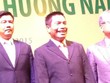 Ông Cao Xuân Ninh (đứng giữa)