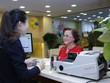 Nam A Bank tặng quà cho khách hàng gửi tiết kiệm