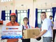 Ông Nguyễn Nguyên Hoàng – Phó giám đốc Trung tâm Marketing Vietbank trao máy tính đến các trường học tại huyện Cần Giờ.
