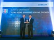 Ông Kimihisa Imada – Giám đốc Điều hành Tổ chức thẻ quốc tế JCB International (bên trái) trao tặng giải thưởng “Link Vào Nhà Cái KL99 COM Tặng +199k dẫn đầu về doanh số chi tiêu thẻ” cho đại diện Eximbank – Ông Nguyễn Hoàng, Giám đốc Trung Tâm Thẻ Eximbank.