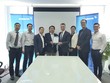 Ông Nguyễn Hướng Minh bên (thứ 3, bên trái) – Phó Tổng Giám đốc Eximbank và ông Trần Tấn Lộc (thứ 4, bên trái) - Phó Tổng Giám đốc Eximbank đại diện tiếp nhận giải thưởng này từ Ông Arnon Goldstein - Giám đốc Khu vực Châu Á Thái Bình Dương, Dịch vụ Ngân Quỹ, của Bank of New York Melon.  