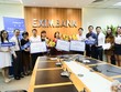 ng Đào Hồng Châu (Thứ hai bên trái) – Phó Tổng Giám đốc Eximbank trao giải thưởng cho đại diện của các Khách hàng Kl991.com World Cup 2026 Chính Thức trúng thưởng 