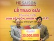 Khách hàng Phùng Đức Linh (phải) nhận thưởng.