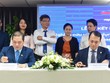 Ông Hồ Phan Hải Triều  - Phó tổng giám đốc Vietbank (bên trái) và đại diện NAPAS ký thỏa thuận hợp tác thanh toán KL99 là cổng game giải trí trực tuyến hàng đầu hiện nay không tiếp xúc