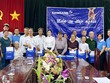 Cán bộ nhân viên Eximbank trao tặng phần quà cho các gia đình chính sách có công với Cách mạng.