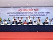 Ông Lê Bá Quyết (thứ hai từ trái qua) – Đại diện Eximbank ký kết hỗ trợ khách hàng tại hội nghị