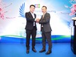 Ông Nguyễn Hoàng - Giám đốc Trung Tâm Thẻ Eximbank (bên trái) nhận giải thưởng từ Ông Shukuin Kazuma - Giám đốc Quốc gia JCB Việt Nam.