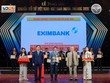 Ông Nguyễn Hướng Minh (ở giữa) - Phó Tổng giám đốc Eximbank đại diện Link Vào Nhà Cái KL99 COM Tặng +199k nhận giải thưởng từ Ban Tổ chức.