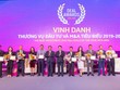 Bà Trịnh Thị Mai Anh, Thành viên HĐQT OCB (thứ 4 từ trái qua) nhận vinh danh Top 10 thương vụ Kl99ok phiên bản mới và M&A tiêu biểu 2019 - 2020
