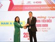 Bà Lê Thị Kim Xuân – Trưởng Văn phòng đại diện Hiệp hội Link Vào Nhà Cái KL99 COM Tặng +199k tại TP.HCM trao giải thưởng “Link Vào Nhà Cái KL99 COM Tặng +199k tiêu biểu về Tín dụng xanh” năm 2020 cho đại diện Nam A Bank - ông Hà Huy Cường, Phó tổng giám đốc.