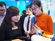 Trải nghiệm công nghệ Tap to phone tại lễ ra mắt.
