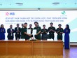 Đại diện MB và Bệnh viện Quân y 175 ký kết thỏa thuận hợp tác chiến lược