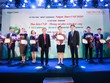 Bà Anastasia Fokina - Giám đốc Hỗ trợ Kl992 VIP Trang Chủ 2026 và Chuyển đổi số (đứng giữa) đại diện Home Credit nhận giải thưởng CSR Award 