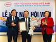 Ông Nguyễn Đình Đức – Phó tổng giám đốc HD SAISON (đứng ở giữa) nhận Quyết định Kết nạp hội viên.