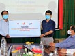 Đại diện Công ty cổ phần Khu công nghiệp Thành Thành Công (áo xanh nhạt) trao biểu trưng tặng máy xét nghiệm Real-time PCR cho lãnh đạo Sở Y tế Tây Ninh