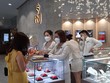 Khách hàng sớm mua vàng cầu vía Thần Tài tại hệ thống cửa hàng PNJ Next Hai Bà Trưng, quận 1, TP.HCM. 